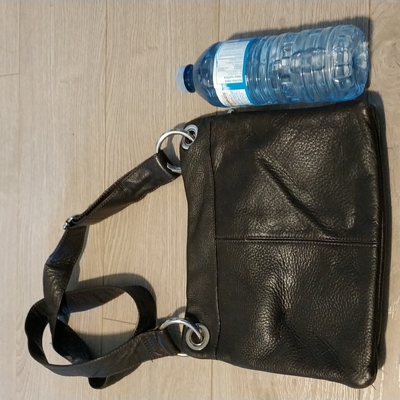 ❌❌❌SOLD❌❌❌Danier brown pebble leather zipper crossbody bag - Picture 6 of 6